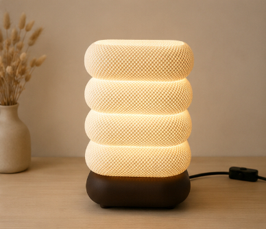 Candeeiro Tower Lamp aceso, ambiente com luz quente